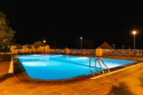 groot zwembad met verlichting groot zwembad met verlichting
