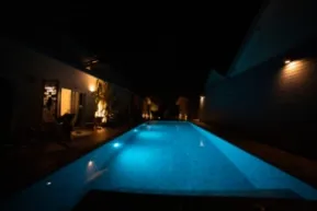 zwembad bij huis met verlichting zwembad bij huis met verlichting