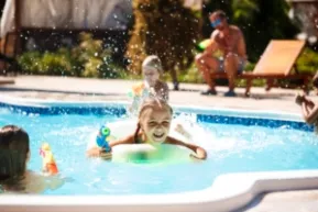 zwembad spelen met spullen